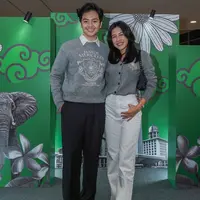 Shenina Cinnamon dan Angga Yunanda tampil kasual dengan pesona preppy look saat pembukaan Mardi Mercredi di Senayan City. [Foto: Istimewa.dok]