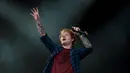 Seorang manajer pada toko amal bernama Sue Ryder shop, di Framlingham, Suffolk, Jacqui Bell menyatakan akan menjadi kemungkinan yang baik bila Ed Sheeran menjadi sukarelawan.  (Bintang/EPA)