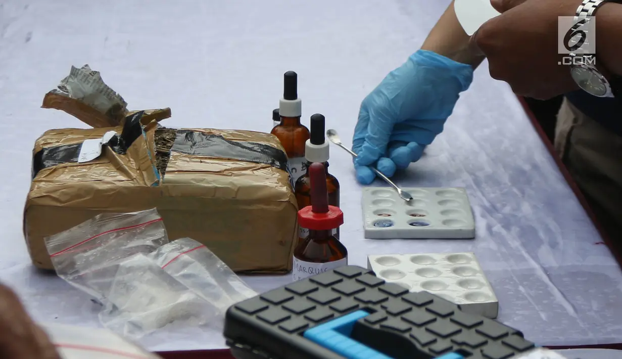Petugas mengidentifikasi barang bukti narkoba berupa ganja dan sabu di Polres Jakarta Utara, Senin (19/2). Selain itu petugas juga memusnahkan 223 gram sabu hasil tangkapan sejak pertengahan bulan Desember 2017. (Liputan6.com/Arya Manggala)