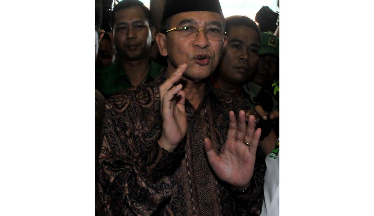 Suryadharma Ali datang sekitar pukul 10.40 WIB tanpa mengenakan jas hijau PPP, Kamis (24/4/14). (Liputan6.com/Johan Tallo)