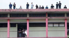 Penonton menyaksikan pertandingan antara Arema FC melawan PSM Makassar dari atap asrama Kepolisan pada laga BRI Liga 1 di Stadion PTIK, Jakarta, Sabtu (4/2/2023). PSM Makassar menang dengan skor 1-0. (Bola.com/M Iqbal Ichsan)