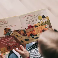 Ilustrasi membacakan buku untuk mengedukasi jenis-jenis emosi pada anak. (Sumber foto: Pexels.com).