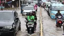 Pengendara menerobos genangan air di sebagian ruas Jalan Jatinegara Barat, Jakarta, Rabu Rabu (1/1/2020). Hujan yang mengguyur Jakarta sejak Selasa sore (31/12/2019) mengakibatkan banjir di sejumlah titik di Jakarta. (Liputan6.com/Helmi Fithriansyah)