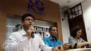 Ketua KPK Laode M Syarif (kanan) memberikan keterangan saat acara bedah buku milik Pakar Hukum Tata Negara Saldi Isra yang berjudul 'Hukum Yang Terabaikan' di Jakarta, Selasa (18/10). (Liputan6.com/Helmi Afandi)