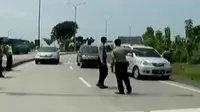 Jelang Pilkada DKI putaran kedua, polisi mencegah mobilisasi massa dari sejumlah daerah ke Ibu Kota. (Liputan 6 SCTV)