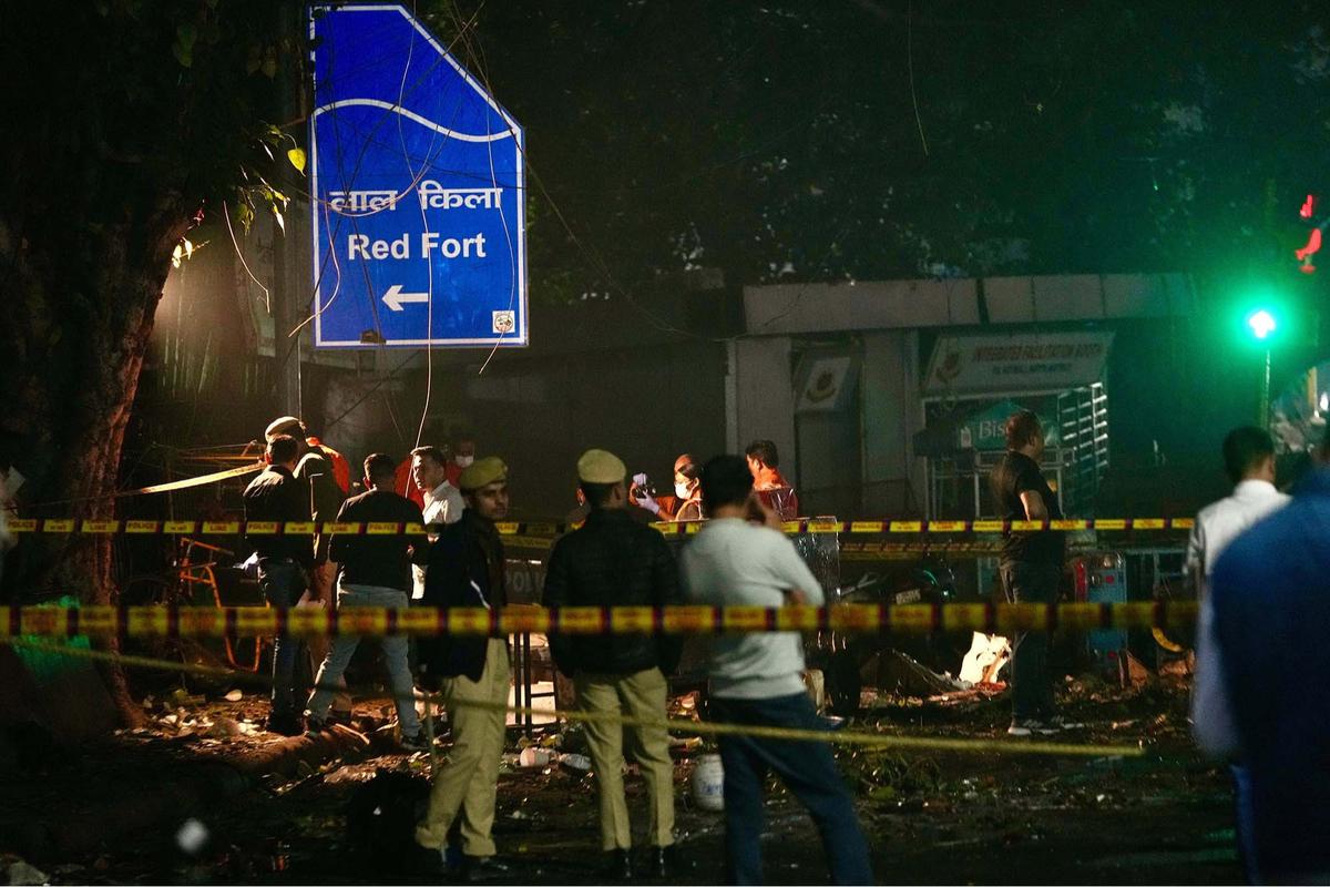 FOTO:  Ledakan Bom Mobil Guncang Delhi, 10 Tewas di Dekat Benteng Merah