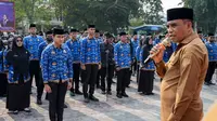 Gubernur Sulteng Anwar Hafid saat memimpin pengambilan sumpah/janji 442 Pegawai Negeri Sipil (PNS) di halaman parkir Kantor Gubernur Sulawesi Tengah, Palu. (Istimewa)
