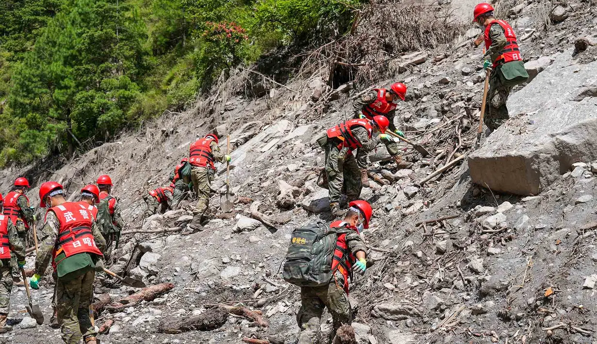 Anggota paramiliter melakukan operasi pencarian dan penyelamatan di lereng bukit yang berjarak 2 kilometer dari Pelabuhan Gyirong yang rusak akibat tanah longsor di Kabupaten Gyirong, wilayah Tibet di Tiongkok bagian barat, Sabtu, 29 Agustus 2026. (AFP/ CNS)