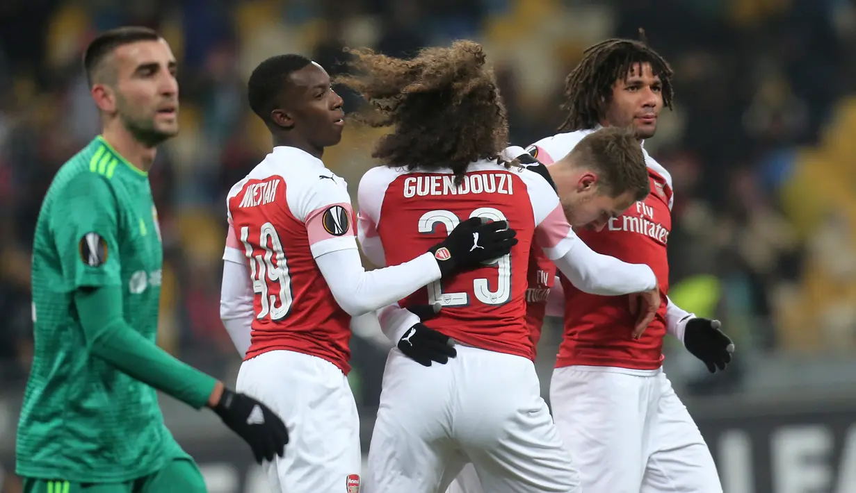 Pemain Arsenal, Aaron Ramsey (dua kanan) melakukan selebrasi usai mencetak gol ke gawang Vorskla Poltava pada laga kelima Grup E Liga Europa di Stadion NSK Olimpiyskiy, Kyiv, Ukraina, Jumat (30/11). Arsenal menang 3-0. (AP Photo/Efrem Lukatsky)