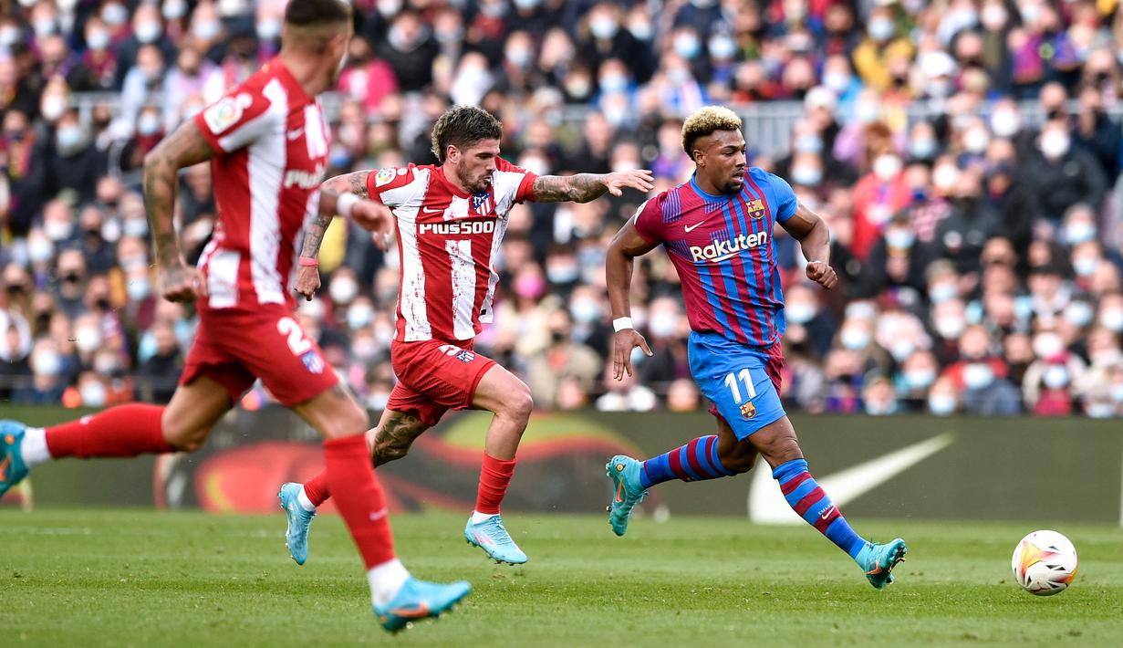 Adama Traore menandai debutnya di LaLiga bersama Barcelona dengan manis. Adama menciptakan satu assist saat Barca menang 4-2 atas Atletico Madrid. Pemain berdarah Mali itu dipinjam Barcelona dari Wolverhampton di bursa Januari. (AFP/Lluis Gene)