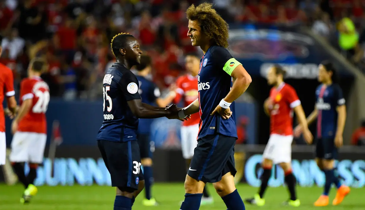  Penyerang PSG, Hervin Ongenda bersalaman dengan rekan setimnya usai pertandingan International Champion Cup di stadion soldier, Chicago, AS, Kamis (30/7/2015). Paris Saint – Germain menang dengan skor 2-0 atas Manchester United. (Reuters/Mike diNovo) 