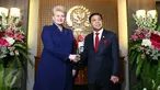 Ketua DPR Setya Novanto menyambut kunjungan Presiden Lithuania, Dalia Grybauskaitė ke Gedung MPR/DPR RI, Rabu (17/5). Kunjungan Presiden Lithuania memiliki arti penting bagi penguatan hubungan bilateral Indonesia - Lithuania. (Liputan6.com/Johan Tallo)