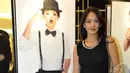 Susan Bachtiar narsis di samping foto dirinya saat hadiri pameran tunggal Jerry Aurum, Senayan City, Jakarta, Rabu (17/9/2014) (Liputan6.com/Panji Diksana)