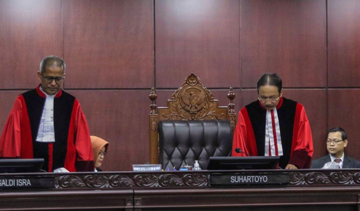 "Sudah kalau mau bicara semua keluar saja berdua," tegas Suhartoyo.<br>