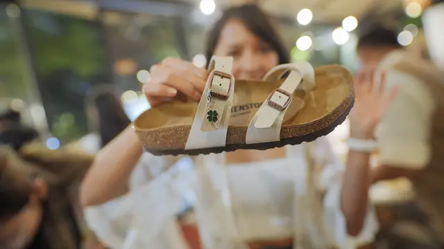 Inspirasi Gaya Modest Wear untuk Ramadan ala Ayla Dimitri dan Omar Daniel dengan Sandal Birkenstock
