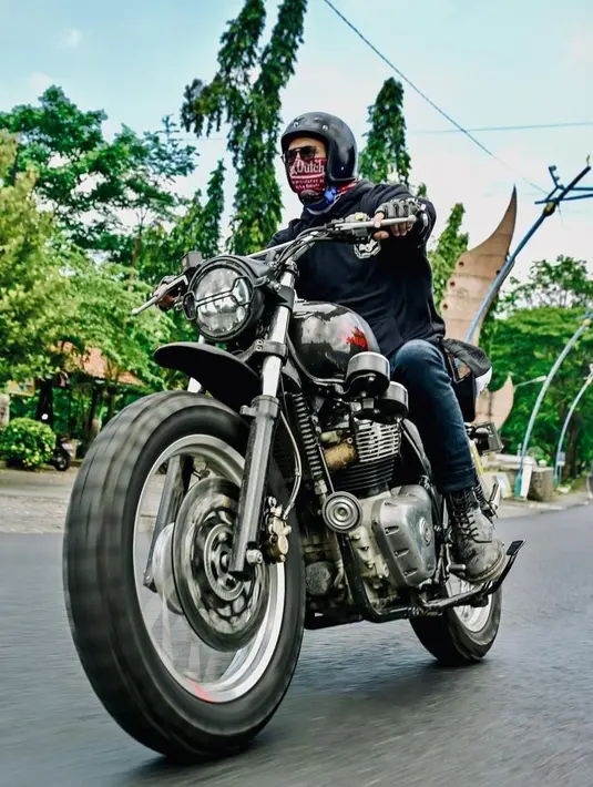 Saat mengendarai moge, Abidzar Al Ghifari tak pernah lupa memakai jaket, helm dan perlengkapan lainnya [instagram/abidzar73]