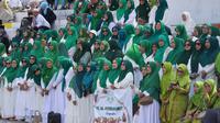 Rébuan santri ngagimbung di Alun-alun Garut, Jawa Barat. Arinyana nu miang ti pasantrén masing-masing di sabudeureun Garut téh boga maksud pikeun babarengan miéling Hari Santri Nasional (HSN) 2024. (Liputan6.com/Jayadi Supriadin)