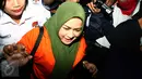 Istri Gubernur Sumatera Utara, Evy Susanti ditahan usai menjalani pemeriksaan di KPK, Jakarta, Senin (3/8/2015). Evy ditahan terkait kasus suap terhadap hakim PTUN Medan. (Liputan6.com/Helmi Afandi)