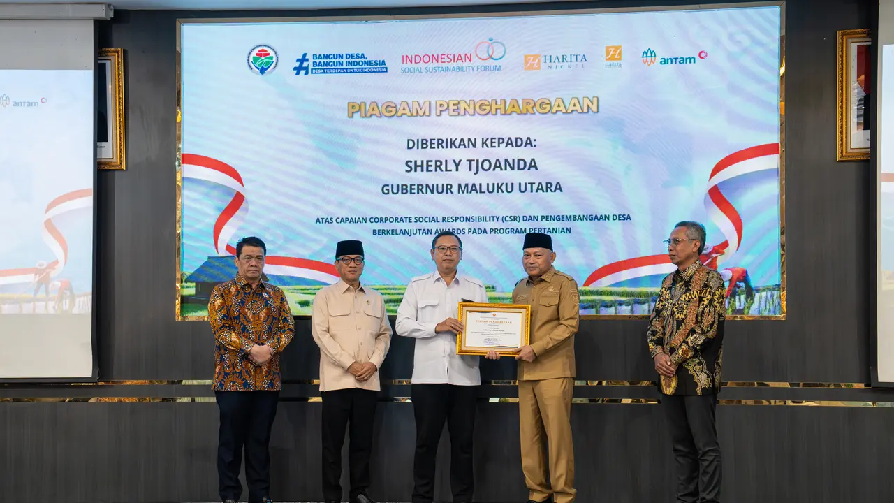 Wakil Gubernur Maluku Utara, Sarbin Sehe menerima penghargaan CSR dan PBD Awards 2026 pada program penguatan sektor pertanian berbasis desa dari Kemendes PDT, di Jakarta, Selasa (21/4/2026).