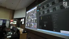 Petugas Traffic Management Center (TMC) memantau kendaraan yang melanggar lalu lintas di ruas Jalan MH Thamrin-Sudirman melalui layar CCTV di ruang kontrol Ditlantas Polda Metro Jaya, Jakarta, Senin (1/10). (Merdeka.com/Iqbal S. Nugroho)