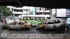 Mobil Toyota Vios bernopol B-1632-SPM dan Honda CR-V B-128-GJ yang terbakar di Pecenongan, Jakarta, Sabtu (11/2). Kedua mobil tersebut diduga terbakar akibat dilempari bom molotov orang tak dikenal. (Liputan6.com/Immanuel Antonius)