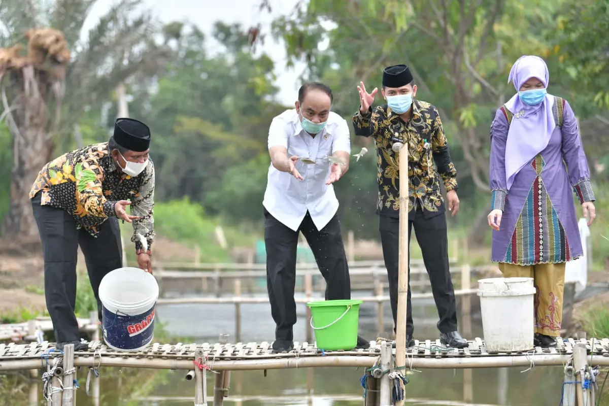 Wakil Menteri Desa, Pembangunan Daerah Tertinggal, dan Transmigrasi (PDTT) Budi Arie Setiadi mengunjungi Muara Gembong, Kabupaten Bekasi, Jawa Barat.
