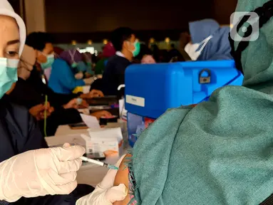 Paramedis melakukan penyuntikan vaksin Covid-19 kepada guru saat kegiataan vaksinasi massal untuk tenaga pendidik di Teraskota Mall. Tangerang Selatan, Banten, Rabu (28/04/2021). Lebih dari 3000 teanga pengajar ditargetkan mendapatkan vaksinasi. (merdeka.com/Arie Basuki)