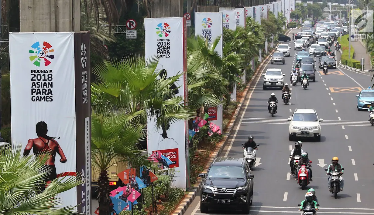 Tiang monorel terbengkalai digunakan untuk alat peraga Asian Para Games di Senayan, Jakarta, Jumat (19/10). Pemprov DKI Jakarta saat ini sedang melakukan pengkajian guna memanfaatkan kembali tiang pancang monorel tersebut. (Liputan6.com/Immanuel Antonius)