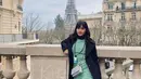 Sementara putrinya tak modis dengan sang ibu. Salsha kenakan long coat yang dipadukan plaid dress dan long coat (Instagram/salshaindradjaja).