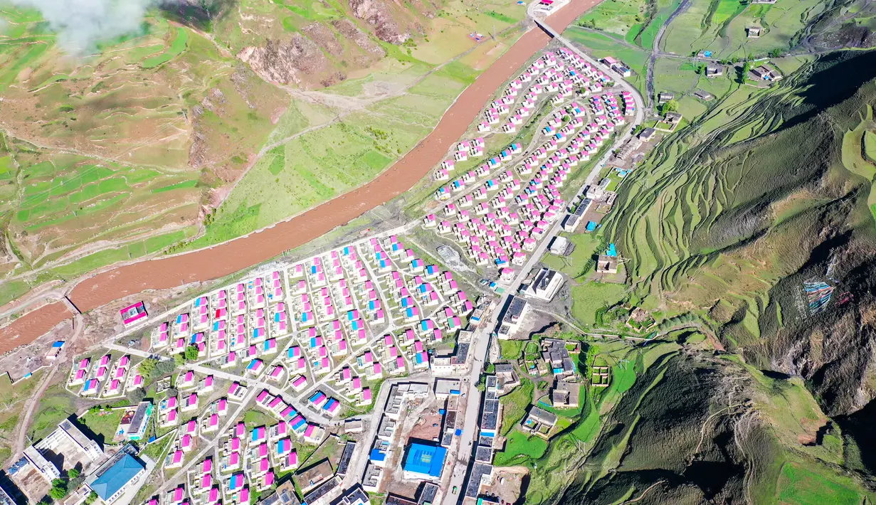 Foto dari udara yang diabadikan pada 14 Juni 2020 ini memperlihatkan aliran Sungai Gaqu yang melewati area relokasi di Kota Chido di Wilayah Dengqen di Qamdo, Daerah Otonom Tibet, China barat daya. (Xinhua/Tian Jinwen)