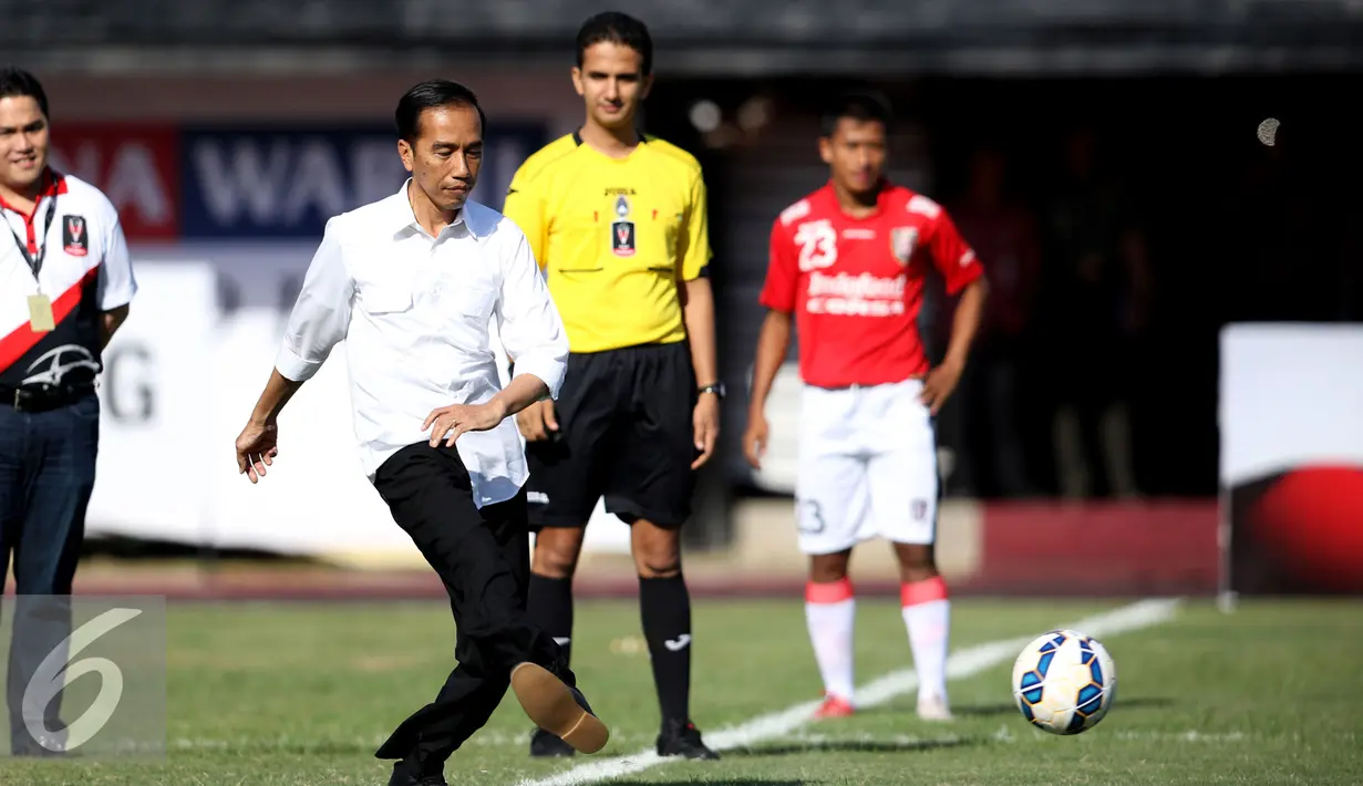 Presiden Joko Widodo (kedua kiri) melakukan tendangan pembuka turnamen Piala Presiden 2015 di Stadion Kapten I Wayan Dipta, Gianyar, Bali, Minggu (30/8/2015). 16 tim ambil bagian di turnamen yang digelar di empat kota. (Liputan6.com/Helmi Fithriansyah)