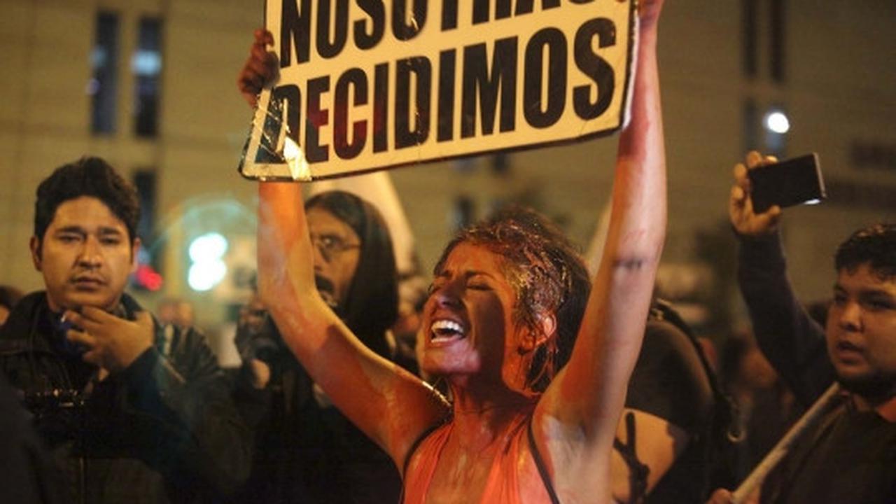 Puluhan wanita pro-aborsi nekat umbar payudara di jalanan Peru