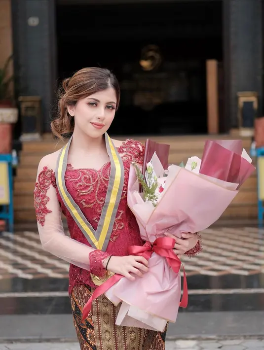 Kebaya berwarna merah maroon dengan detail lengan berbahan tile dan potongan brukat ala Fahira Almira dapat menjadi inspirasi kebayamu saat wisuda, lho. (instagram/fahiramira)a