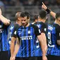Para pemain Inter Milan tampak kecewa usai dikalahkan Juventus pada laga Serie A di Stadion Giuseppe Meazza, Sabtu (28/4/2018). Inter Milan takluk 2-3 dari Juventus. (AP/Matteo Bazzi)