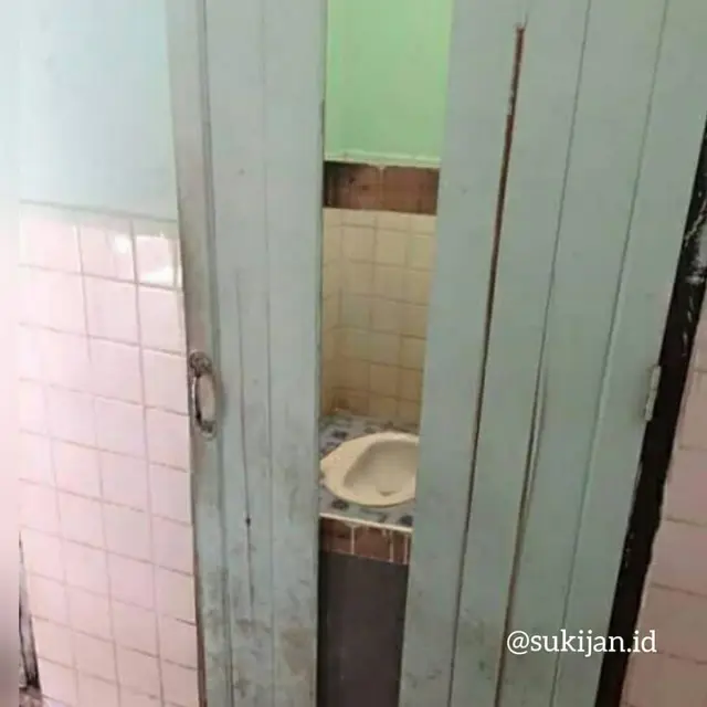 6 Potret Salah Pasang Pintu Kamar Mandi Ini Bikin Tepuk Jidat