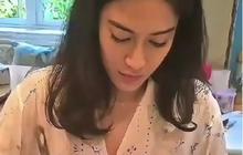 Dian Sastro Unggah Video Masak di Rumah, Netizen Malah Salfok dengan Kecantikan Naturalnya