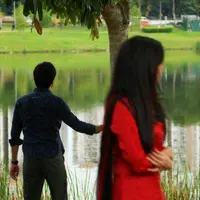 Kasihan, cowok ini ditolak mentah-mentah sama cewek yang disukainya gara-gara cuma pakai motor matik dan gajinya pun kecil. (Ilustrasi: trendsnhealth.com)