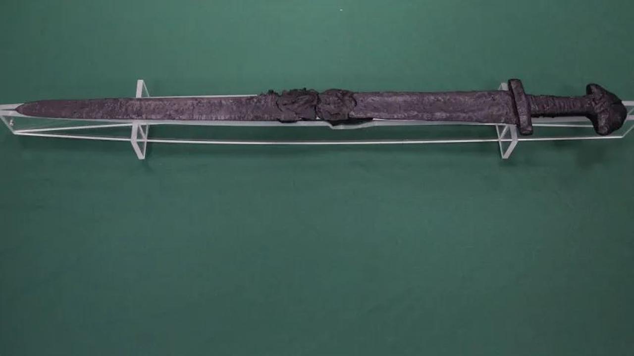 Sedang Berenang di Sungai Kedalaman 1,2 Meter, Pegawai Museum Temukan Pedang Viking dari Abad ke-9