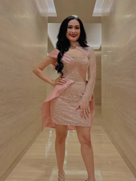 <p>Iis Dahlia terlihat sangat bersemangat dan totalitas di dunia hiburan Indonesia. Wajar jika ia sangat dicintai para penggemarnya. [Foto: Instagram.com/isdadahlia]</p>