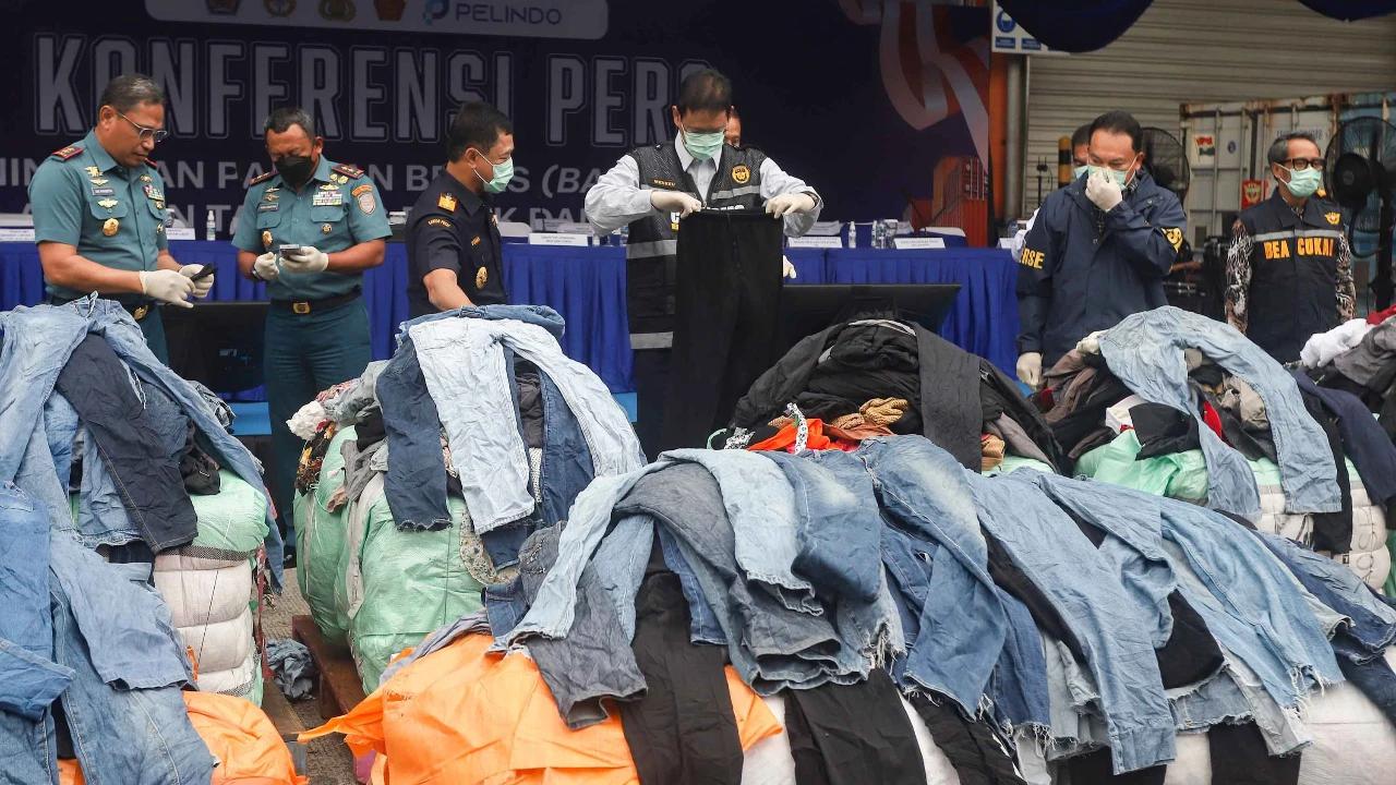 FOTO: Pakaian Bekas Ilegal Senilai Rp 53 Miliar Disita di Tanjung Priok
