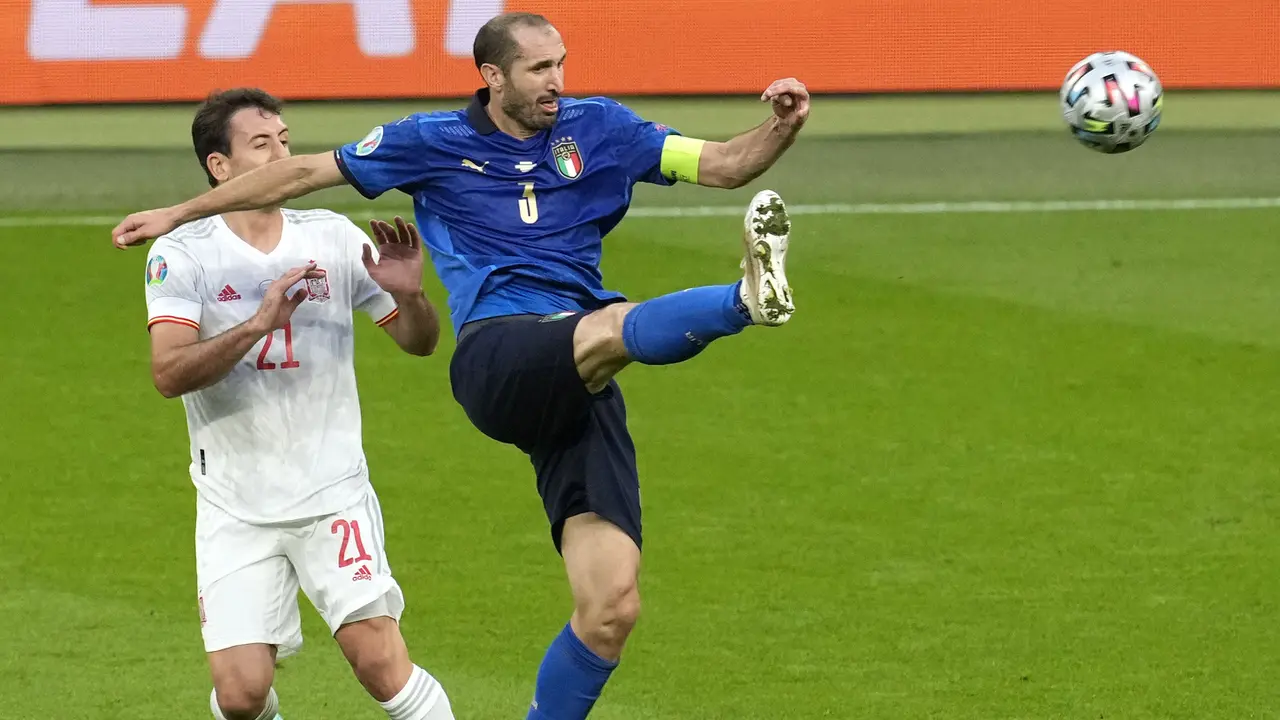Foto Piala Eropa: Bukti Ketangguhan Giorgio Chiellini di Lini Pertahanan Timnas Italia, Termasuk Aksi Brilian Tarik Baju Saka