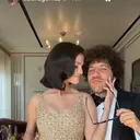Gaun Emas Selena Gomez Curi Perhatian di Pernikahan Taylor Swift - Travis Kelce