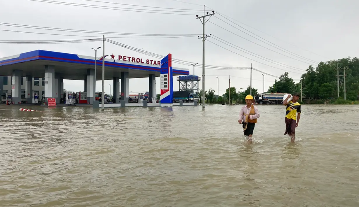 Sementara pihak berwenang menyediakan makanan, air minum dan bantuan penting lainnya. (AP Photo/Thein Zaw)