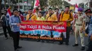 Peserta aksi yang tergabung dalam Mahasiswa dan Pemuda Relawan Cinta NKRI membagikan takjil ke anggota Polri yang bertugas di Gedung Bawaslu RI, Jakarta, Minggu (26/5). Aksi simpatik sebagai wujud apresiasi kepada anggota Polri-TNI yang menjaga keamanan aksi 22 Mei 2019. (Liputan6.com/Faizal Fanani)