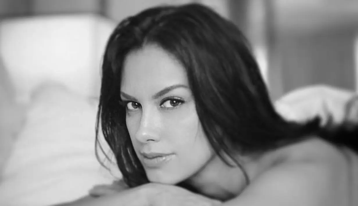 Di usianya yang sudah menginjak 47 tahun, Sophia Latjuba tetap mempunyai wajah yang awet muda. Tak hanya punya wajah yang cantik, ia juga punya bentuk tubuh yang aduhai. (Foto: instagram.com/sophia_latjuba88)