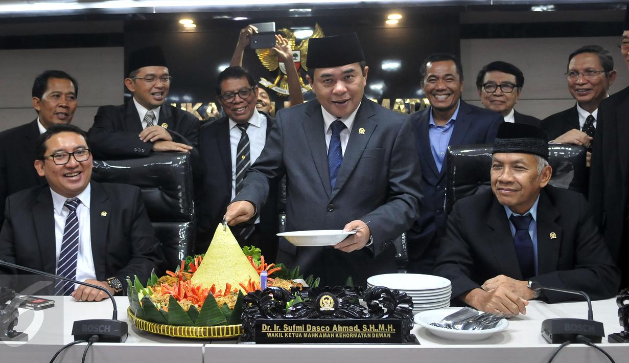 Ketua DPR Ade Komarudin (tengah) di dampingi Wakil Ketua DPR Fadli Zon , Agus Hermanto memotong tumpeng saat menghadiri acara peresmian ruang sidang Mahkamah Kehormatan Dewan yang baru, Senayan, Jakarta, Kamis (28/7). (Liputan6.com/Johan Tallo)