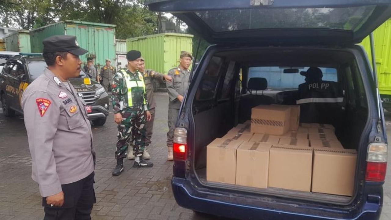 Satpol PP DKI Jakarta Sita 300 Botol Minol Ilegal dalam Operasi Bina Tertib Praja