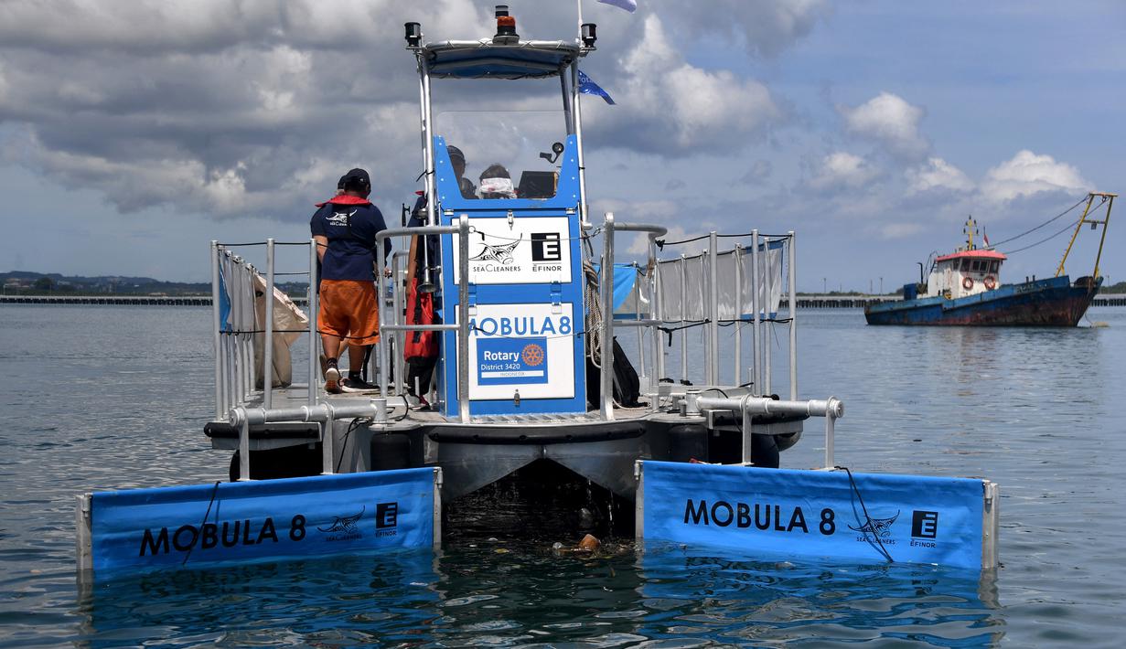 Kapal Mobula 8 membersihkan sampah di laut Pelabuhan Benoa, Denpasar, Bali, Selasa (21/3/2023). (SONNY TUMBELAKA/AFP)