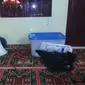 Kontainer plastik berisi jenazah yang dititipkan di Musala Al-Musyarafah, Desa Pemakuan Laut di Sungai Tabuk, Kabupaten Banjar, Kalimantan Selatan. (Muhamad Amin/Radar Banjarmasin/Jawa Pos Group)