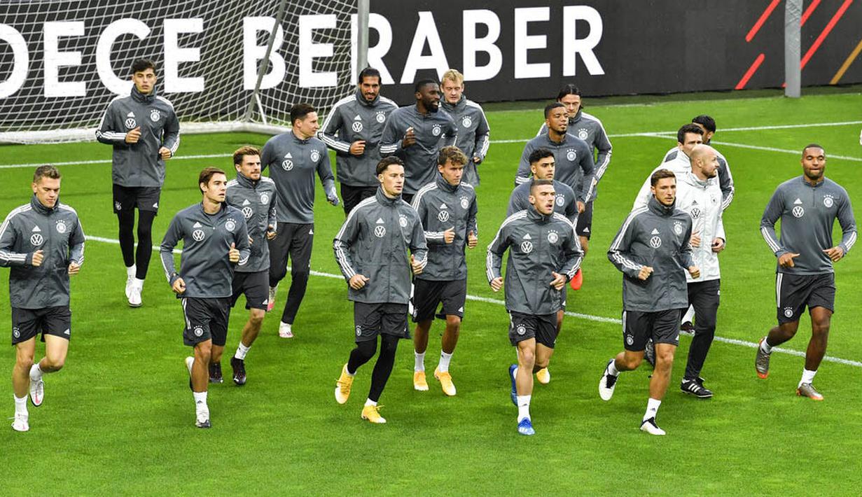 Para pemain Jerman saat sesi latihan jelang laga persahabatan di Koln, Rabu (7/10/2020). Jerman akan berhadapan dengan Turki. (AP Photo/Martin Meissner)